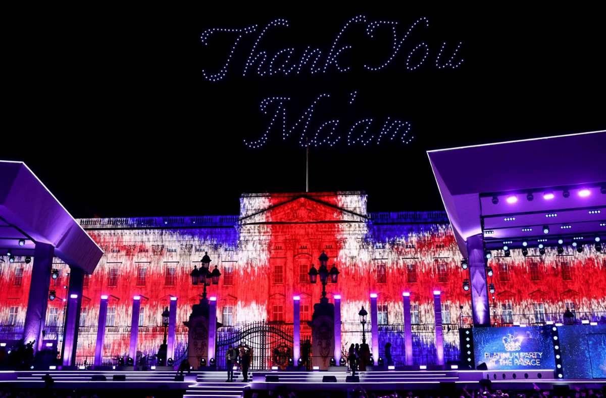 Ein Bild für die Ewigkeit: Der in den britischen Nationalfarben angestrahlte Buckingham Palast, über den mit den Drohnen „Thank You, Ma’am“ erleuchtet.