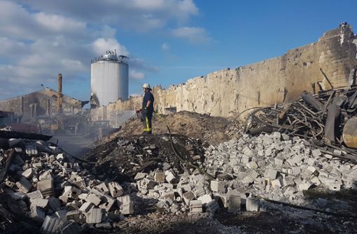 Die Rottehalle der Vergärungsanlage nach dem Brand mit dem beschädigten Faulturm im Hintergrund Foto: Landratsamt Böblingen