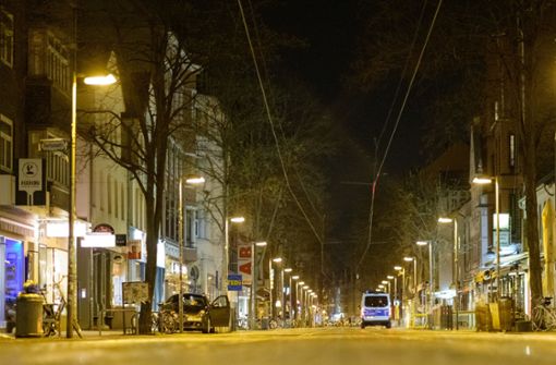 Die Straßen in Deutschland sind aufgrund der Ausgangsbeschränkung ab dem späten Abend leer. Foto: dpa/Ole Spata