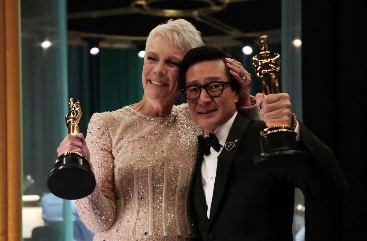 Jamie Lee Curtis und Ke Huy Quan freuen sich über ihre Oscars.
