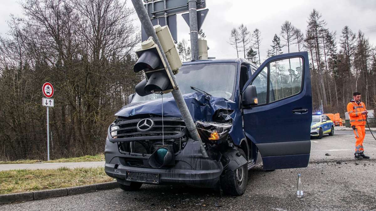 Unfall in Sindelfingen: Transporter kracht in Ampel – Fahrer schwer verletzt