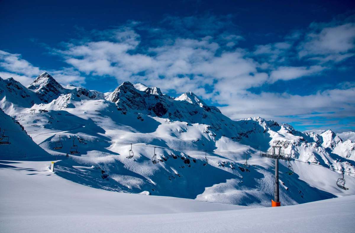 Österreich: Junge stürzt  von Skilift in die Tiefe
