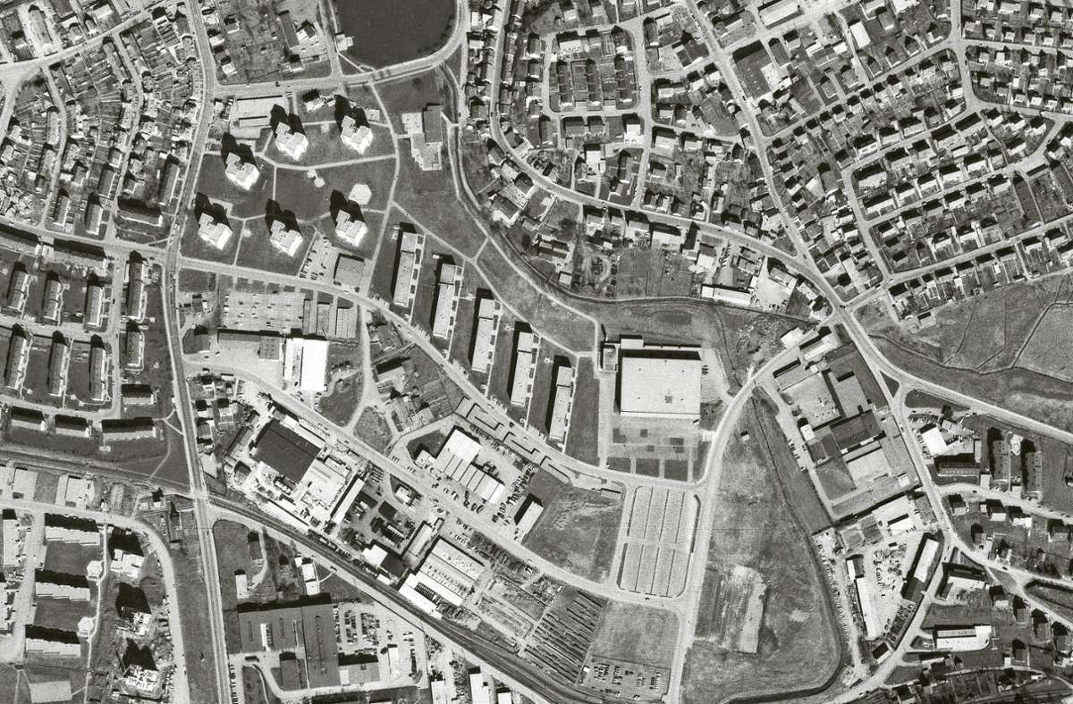 1968 stand noch der Schlachthof (rechts von der Freifläche), der  dann nach Gärtringen kam. Auch die legendäre Sporthalle (Quadrat links davon) ist Geschichte.