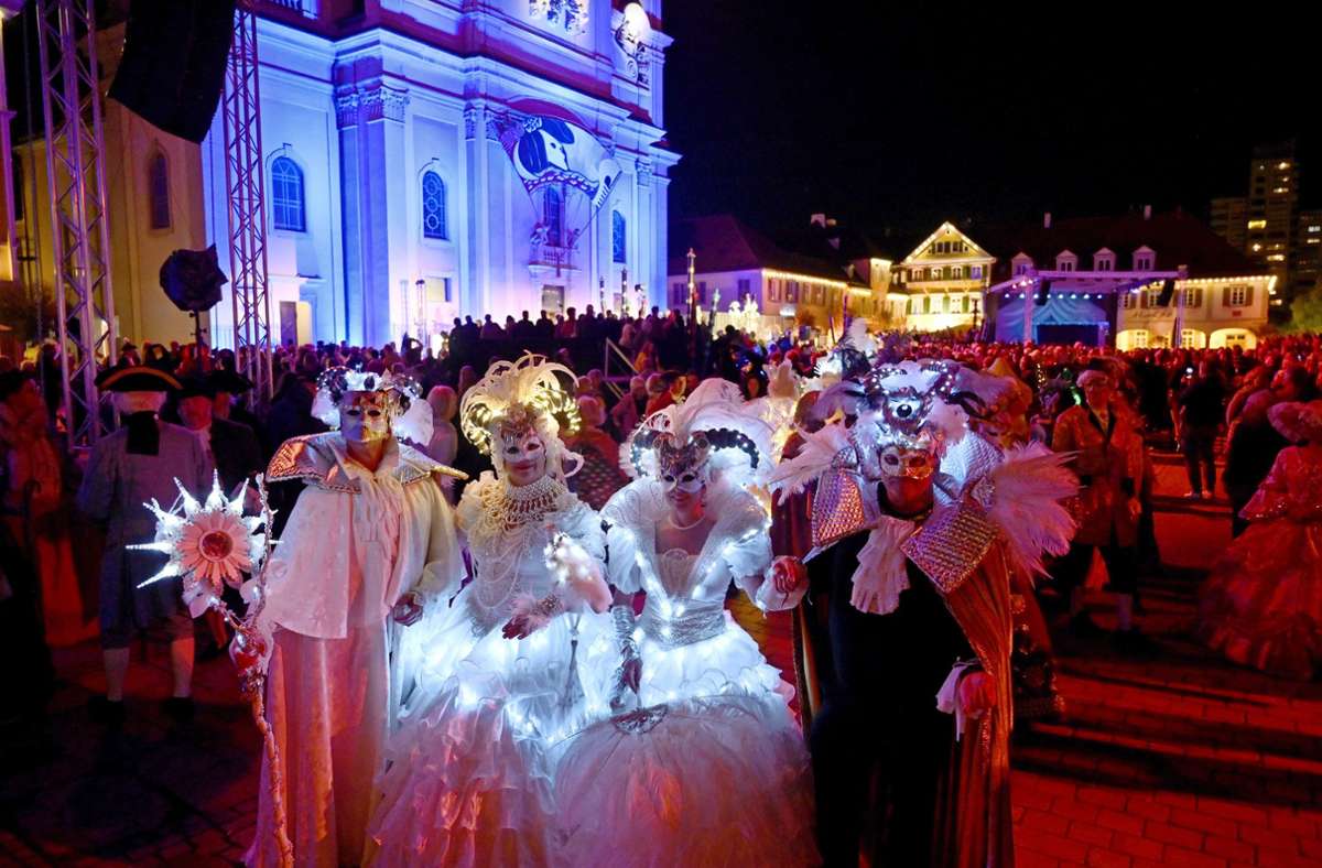 Lichterzauber, Masken, Kostüme . . . Künstler und Besucher feiern auf dem Marktplatz  eine venezianische Nacht.