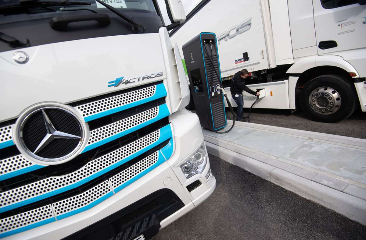 Abgekoppelt: Künftig soll die Lastwagensparte von Daimler als eigenständiger Konzern unterwegs sein. Foto: dpa/Marijan Murat