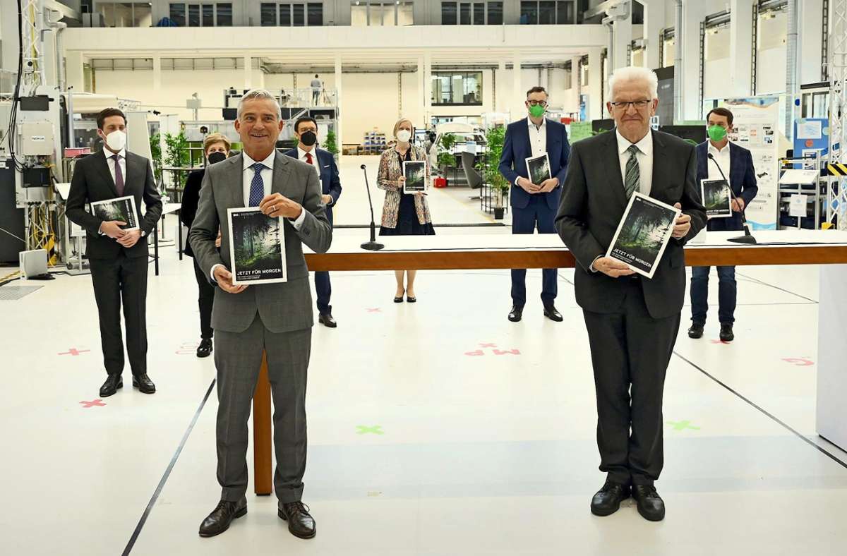 Regierung in Baden-Württemberg: Kretschmann und Strobl unterzeichnen  Koalitionsvertrag