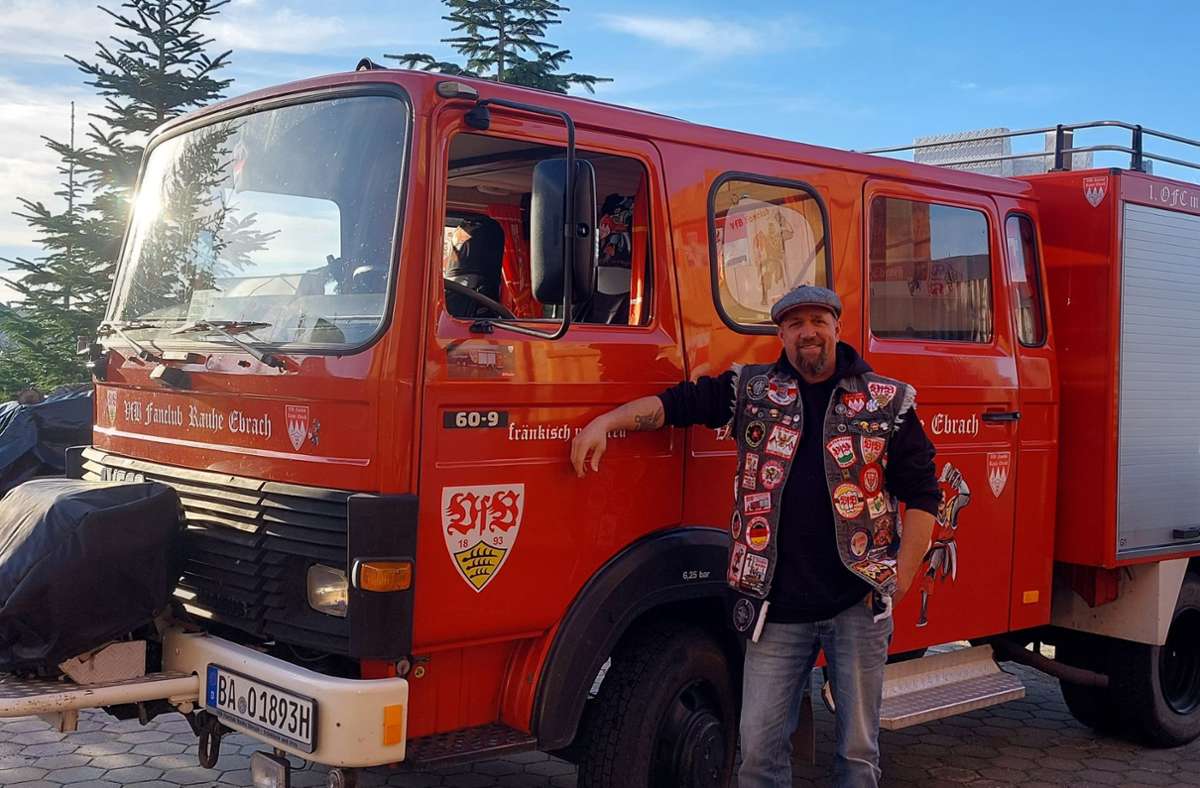Oliver Schlicht vor dem zum VfB-Mobil umgebauten Feuerwehrauto.