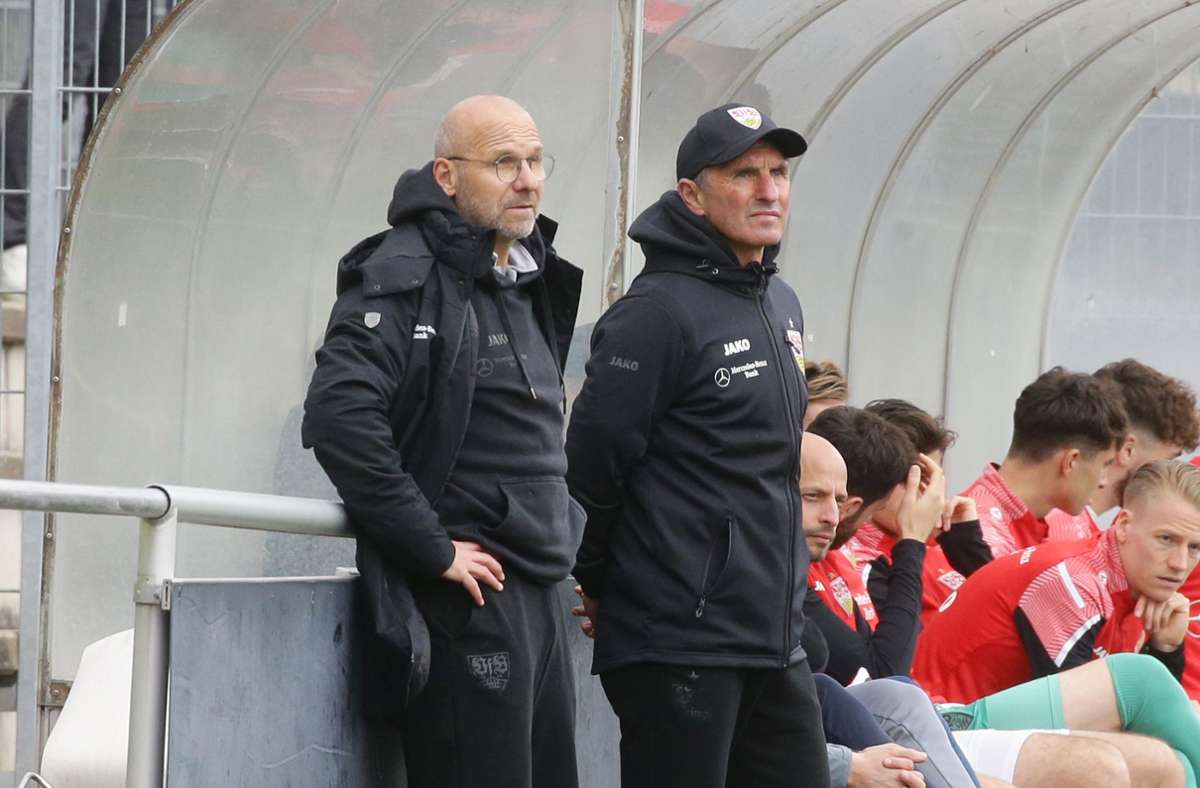 VfB-Coach Bruno Labbadia (rechts) und sein Assistent Bernhard Trares gaben vielen Spielern Einsatzzeit.