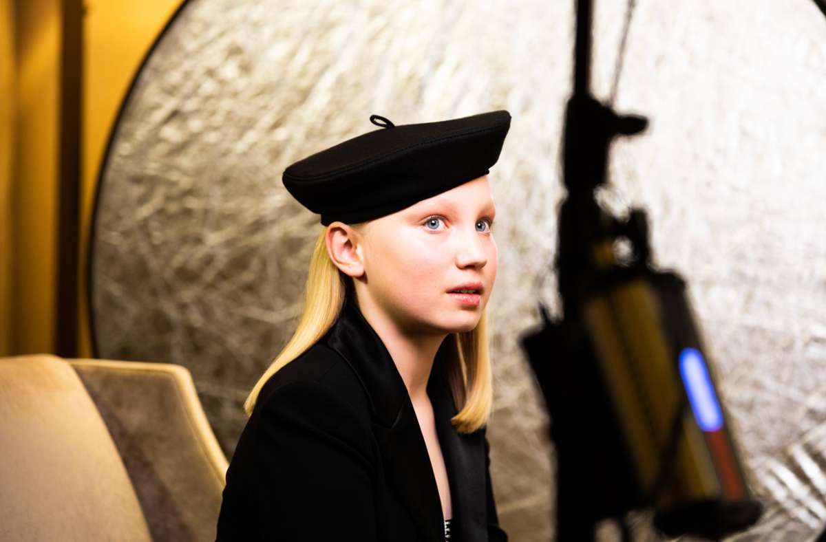 Die zwölfjährige Deutsche Helena Zengel hat in Berlin der Bekanntgabe der Preisträger der Golden Globe Awards 2021 entgegengefiebert.