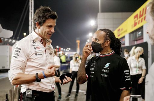 Mercedes-Teamchef Toto Wolff (li.) und Starpilot Lewis Hamilton  haben gemeinsam entschieden, auf eine Berufung zu verzichten. Foto: imago/HochZwei