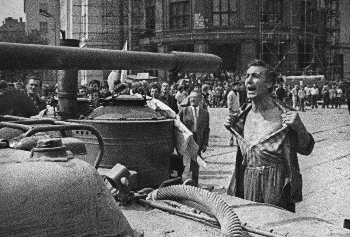 20. August: Prager Frühling beendet. Sowjetische Truppen unterdrücken gewaltsam  Reformbemühungen in der Tschechoslowakei.