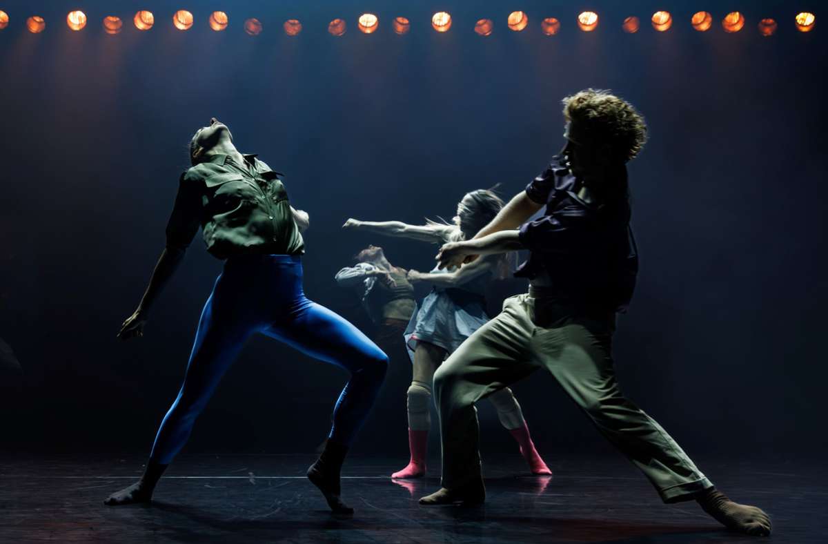 Viel los auf der Theaterhaus-Bühne: Gauthier Dance tanzt „Contemporary Dance 2.0“ von Hofesh Shechter.