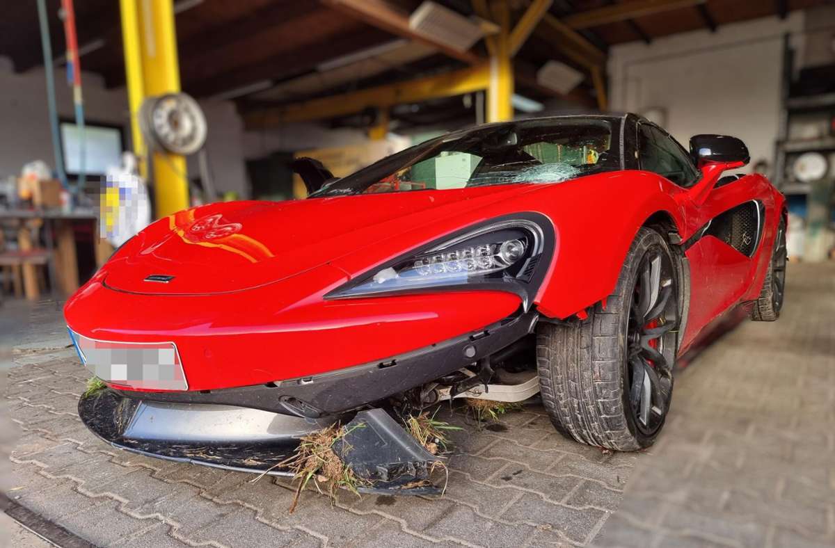 Fahrerflucht im McLaren bei Schwäbisch Gmünd: Unbekannter verursacht Unfall mit beschädigtem Supersportwagen