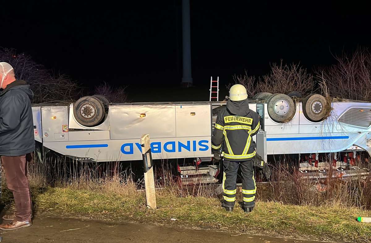 Unfall in Sachsen-Anhalt: Reisebus stürzt auf Autobahn um - 35 Verletzte