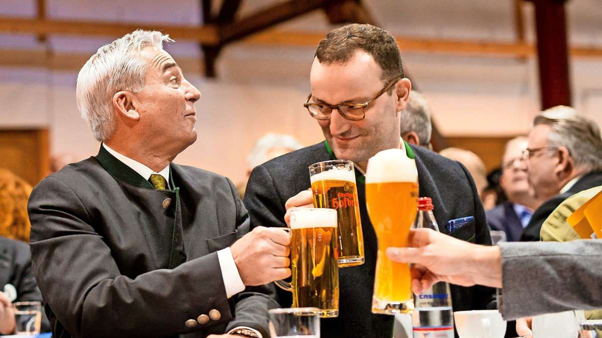 Prost, Thomas, Prost Jens:  Strobl und  Spahn zischen im Februar 2018 in der Alten Kelter Fellbach ihr erstes Bier.