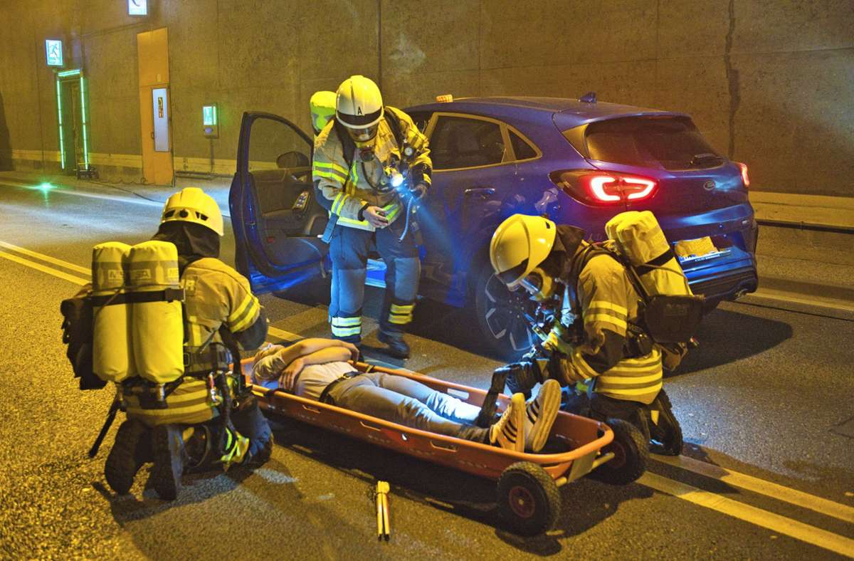 Simulation in Fellbach: Feuerwehr  übt für Brand in Tunnel