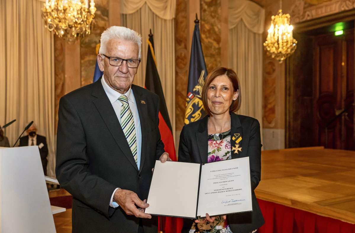 Ministerpräsident Winfried Kretschmann ehrt Katrin Lichy.