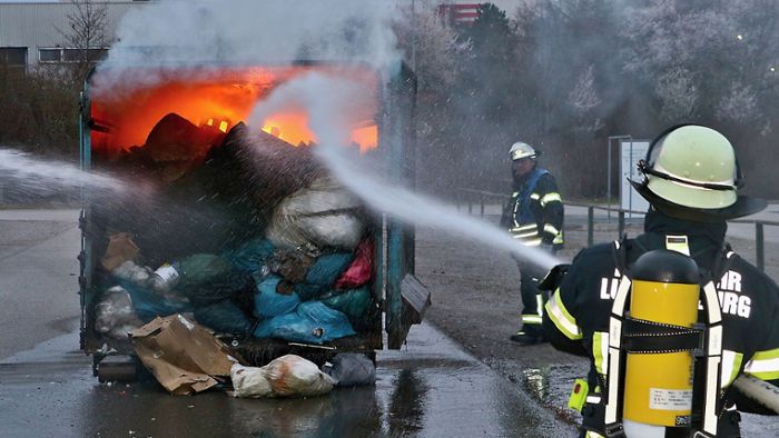 Müllcontainer steht in Flammen