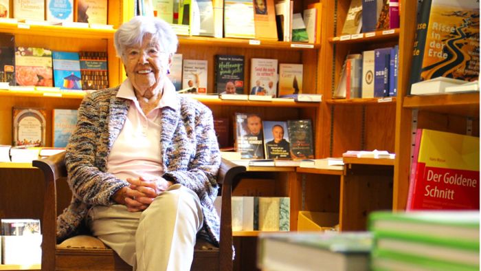 Buchhandlung in Konstanz: Mit 93 Jahren verkauft sie noch locker Bücher