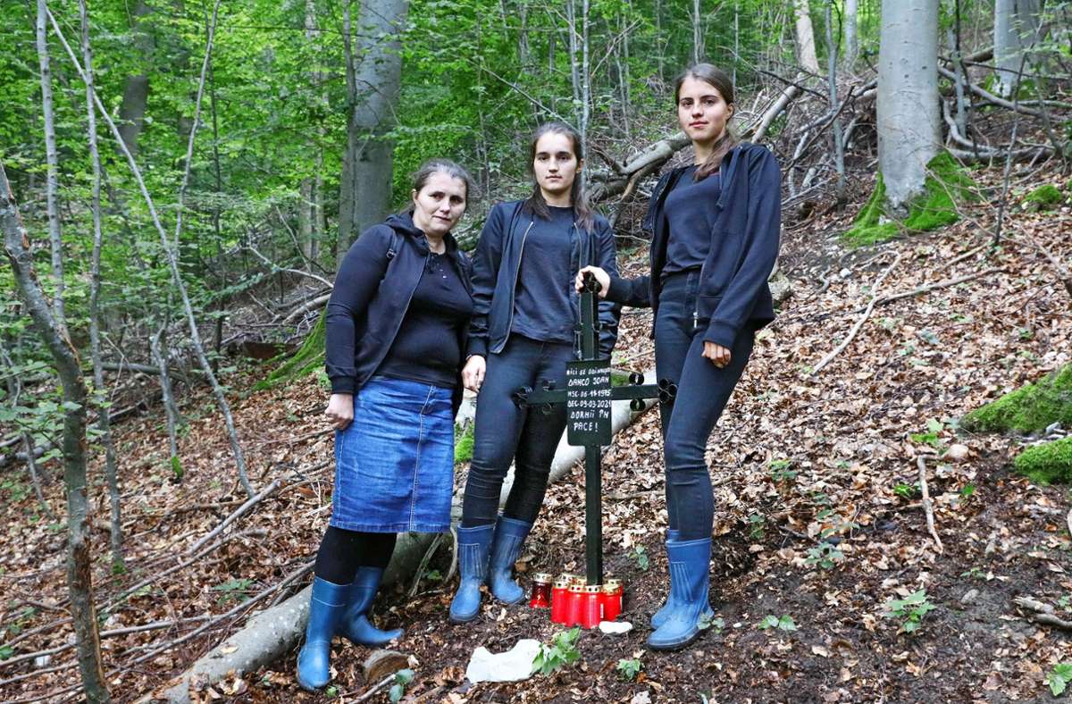 Ein Kreuz mit Inschrift hat die Witwe Motrea Danco zusammen mit ihren Töchtern Ana und Maria im Eninger Gemeindewald  aufgestellt. Es steht dort, wo ihr Mann von einem Ast erschlagen wurde.