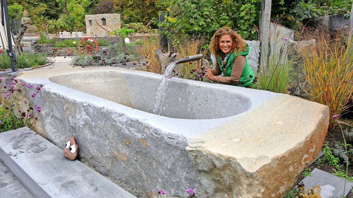Vier Tonnen wiegt die Naturstein-Badewanne: Mara Krätschmer freut sich schon auf den Sommer. „Dann blüht es hier richtig schön.“