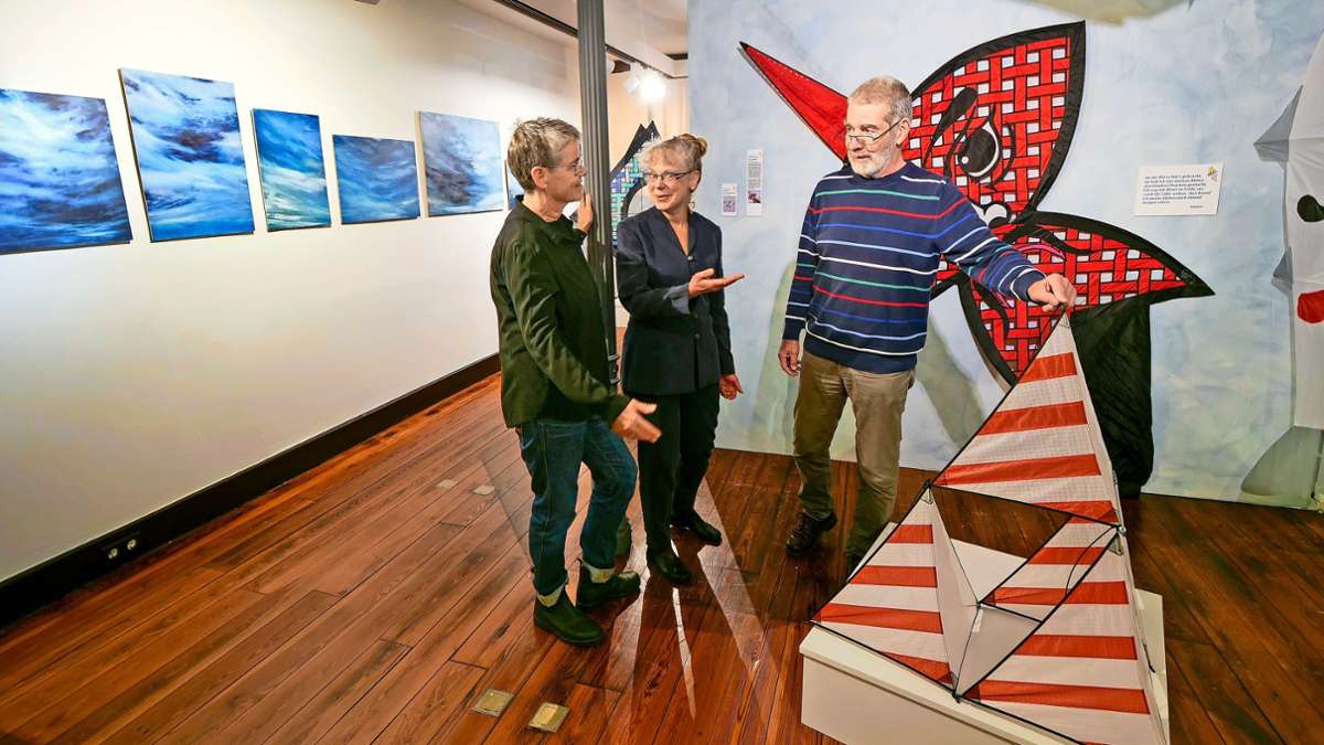 Farbenfrohe Drachen treffen vielschichtige Himmelspanoramen: Die Museumsleiterin Birgit Knolmayer (in der Mitte) ist begeistert von Folke Gfrörers und Ute Haselmaiers  Arbeiten