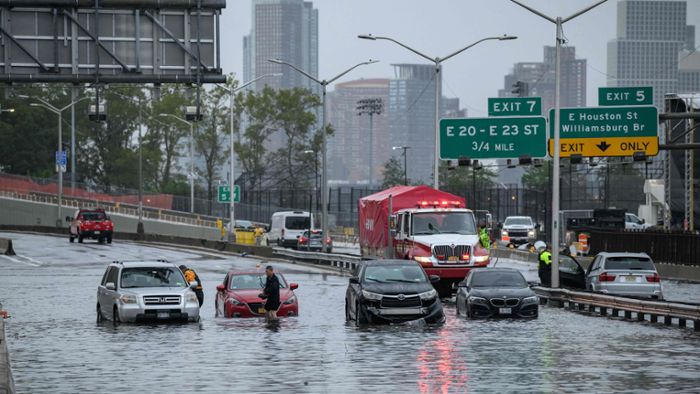 Überschwemmungen nach Starkregen in der Metropole
