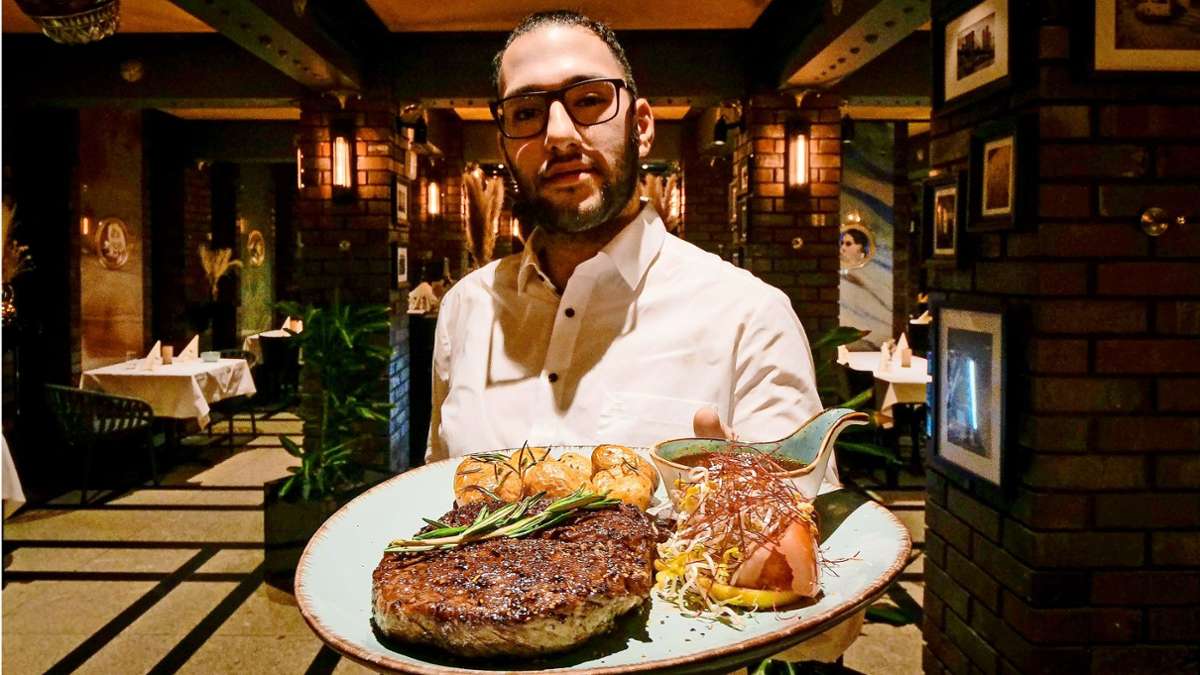 Der Klassiker:  Sercan Belgücan präsentiert ein Rib-Eye Steak.