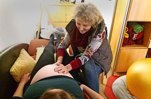 Doris Vitzthum nimmt sich Zeit für ihre  schwangeren Frauen. Bei den Vorsorgen spielen ihre Hände, eine gute Portion Humor und viel Einfühlungsvermögen eine Rolle. Foto: Simone Käser