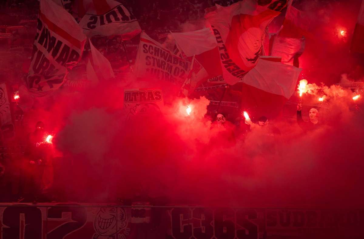 Vor dem Spiel bei Hertha BSC zündeten VfB-Fans Pyrotechnik. Foto: IMAGO/Tilo Wiedensohler