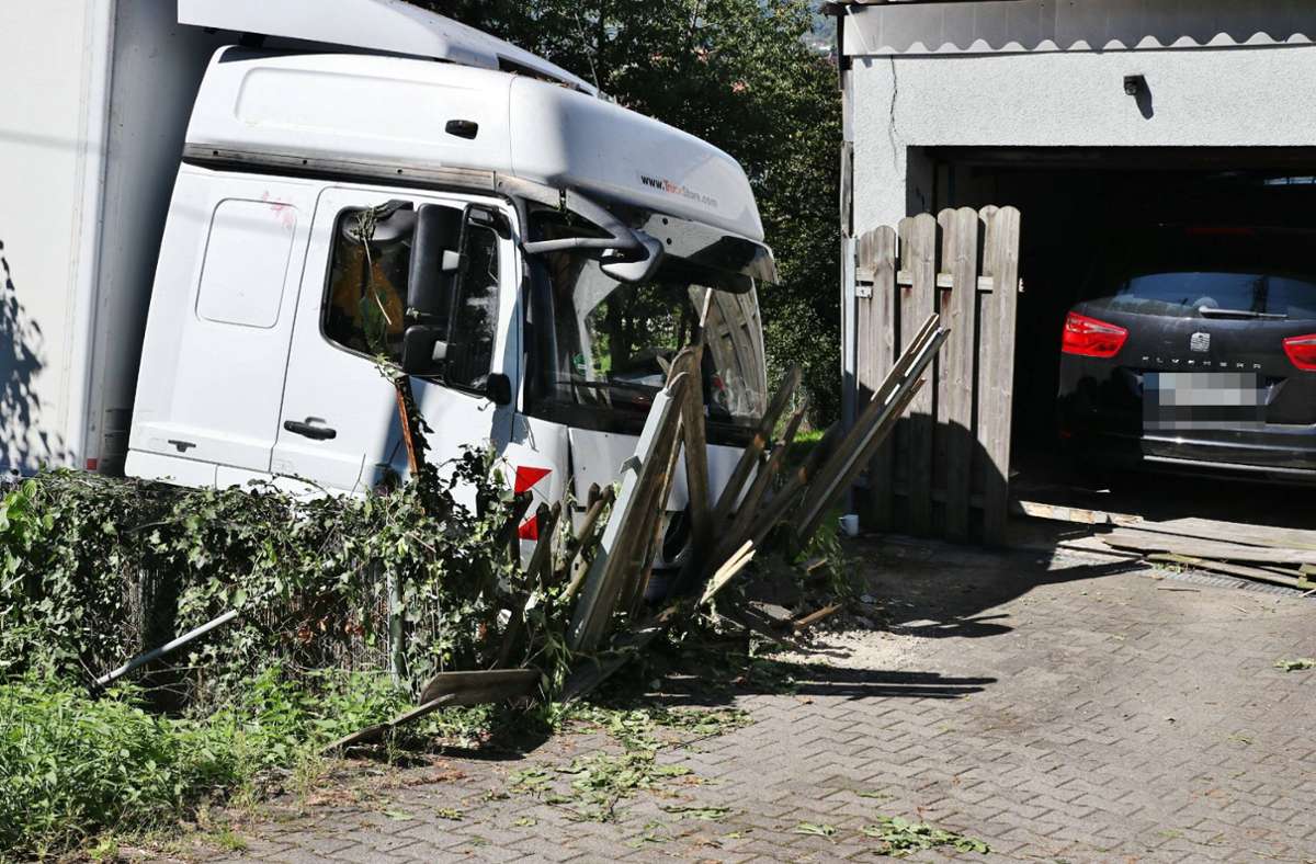 Unfall in Schorndorf: Laster kommt von der Straße ab