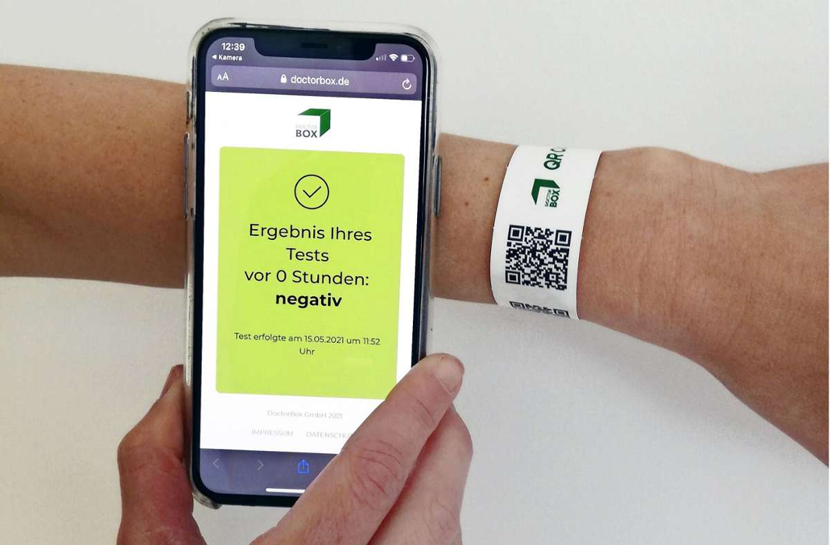 Coronatests Region Stuttgart: Doctorbox abgelöst durch Warn-App und Armbänder