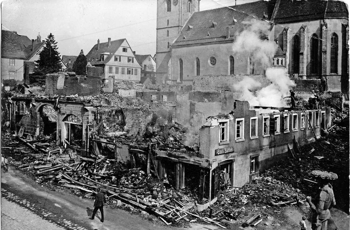 Dass auch Stadtkirche und Rathaus in Flammen aufgingen, konnte die Feuerwehr damals noch vereiteln.