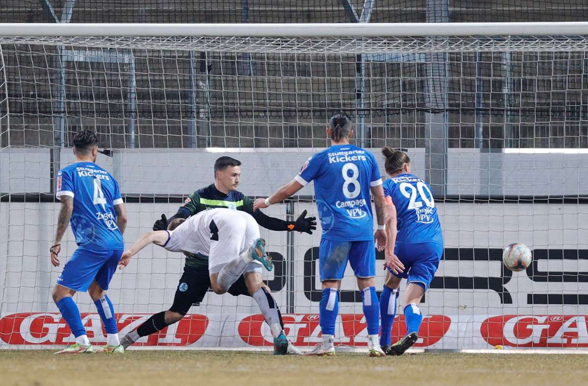 Marcel Sökler macht Siegtor  für  SGV Freiberg: Stuttgarter Kickers verlieren  Oberliga-Hit  in letzter Sekunde