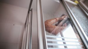 Frau erwischt halbnackten Einbrecher im Bad: „Wollte nur duschen“