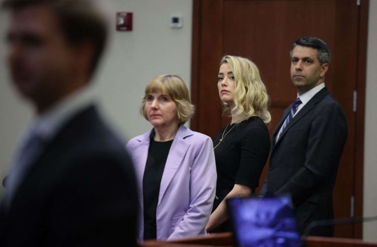 Amber Heard und ihre Anwälte im Gerichtssaal.