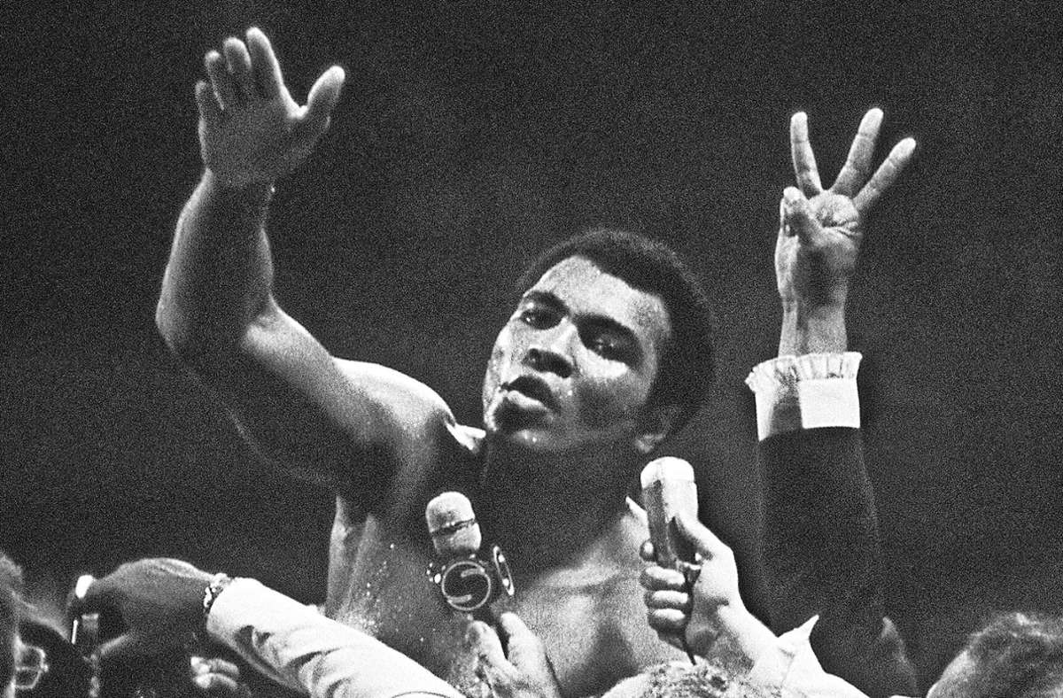 Ali nach einem seiner Sieg vor den Mikrofonen der  Presse