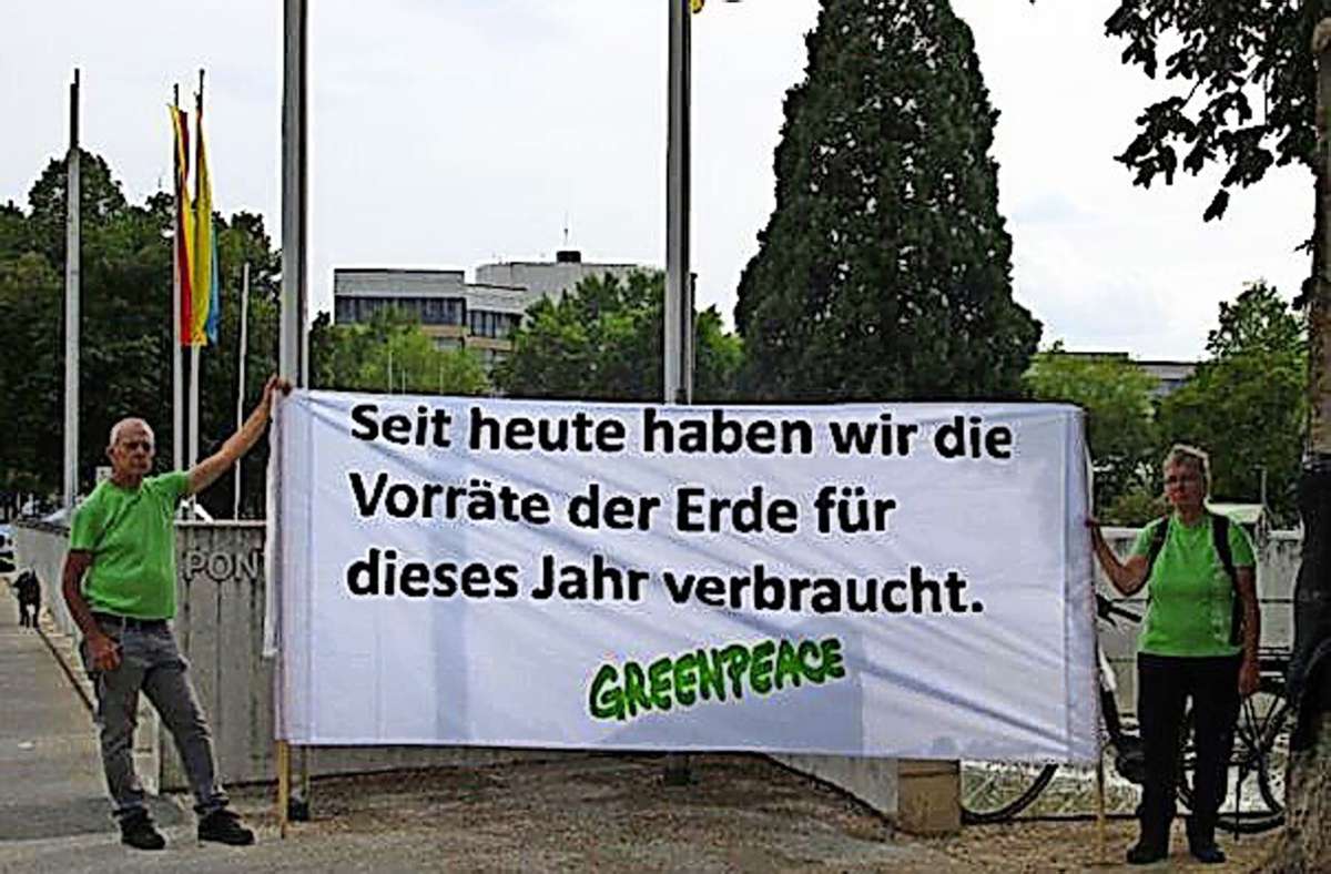 Greenpeace-Aktivisten an der Albabrücke wollen Passanten aufrütteln. Foto: Greenpeace