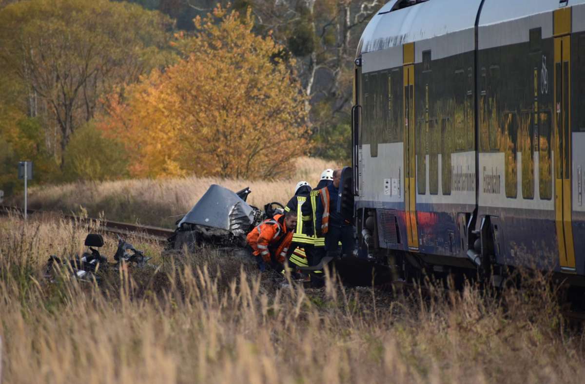 Auto-Unfall in Potsdam: Zwei Tote bei Zusammenstoß mit Zug