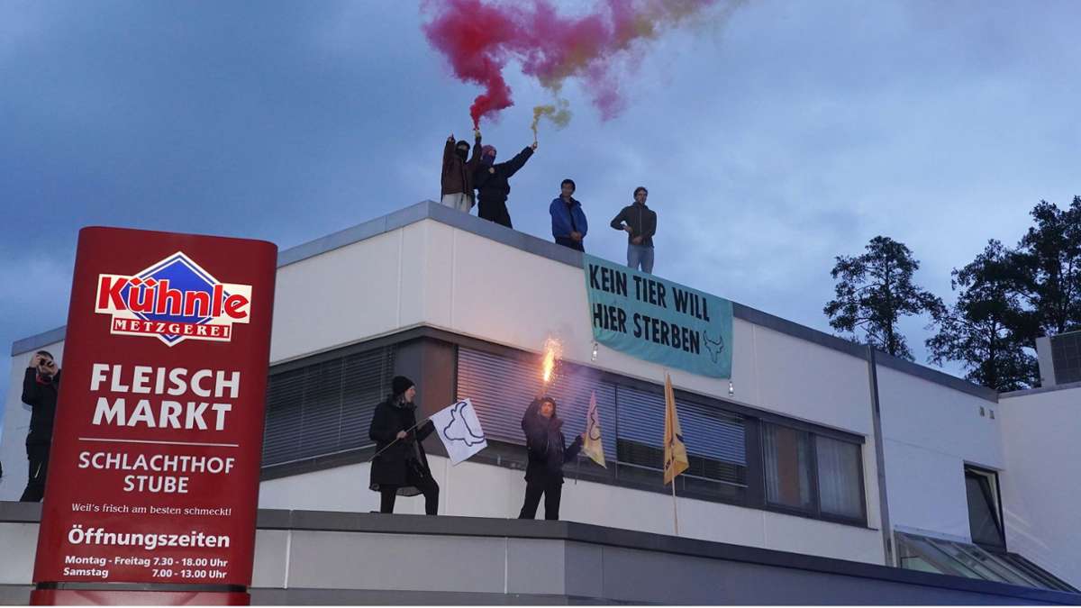 Etwa 50 Personen haben am Freitagmorgen gegen die geplante Wiedereröffnung des Schlachtbetriebs der Metzgerei Kühnle in Backnang protestiert.