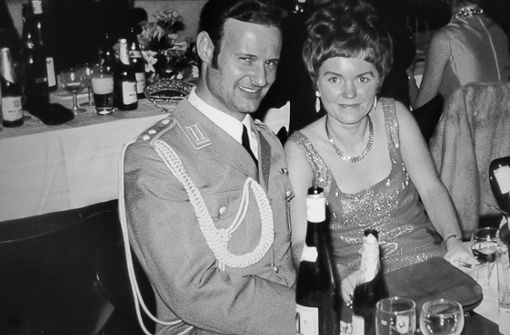 Uwe und Gaby Vasel 1971 auf dem Bundeswehrball in der Stuttgarter Liederhalle – da sind sie seit sechs Jahren verheiratet. Foto: privat
