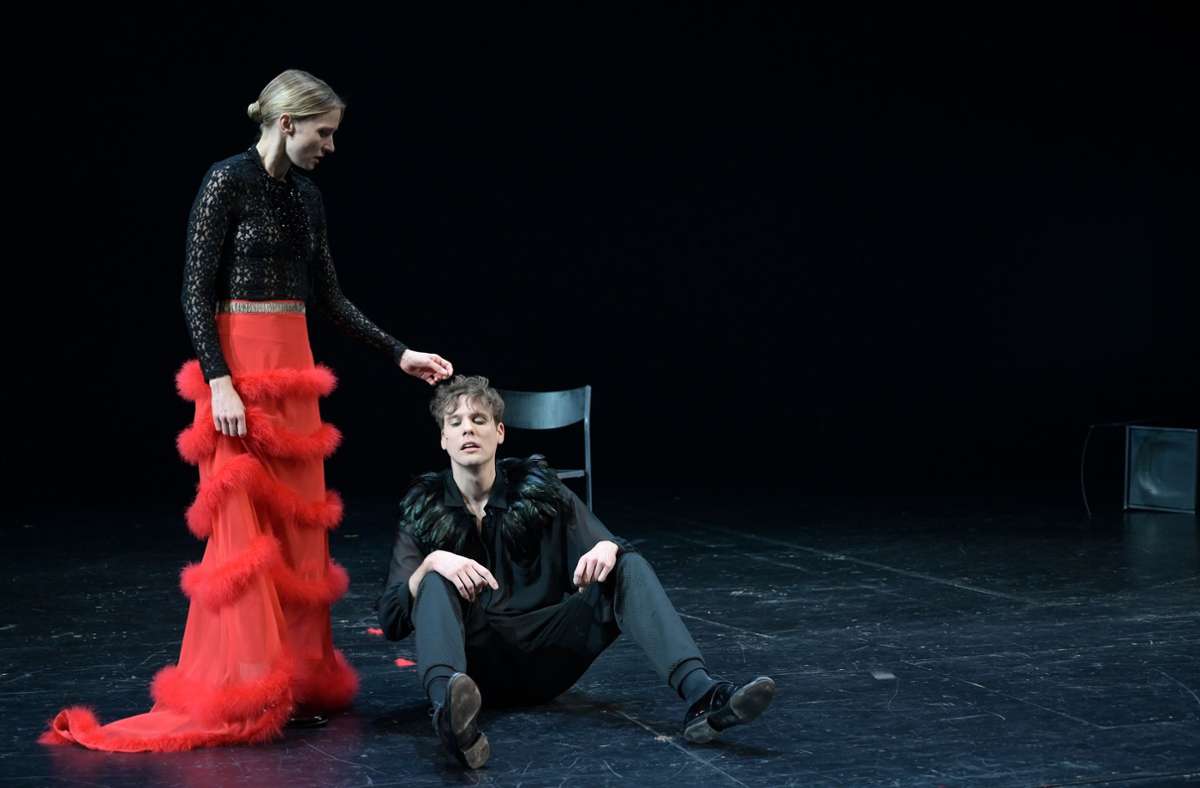 Verbotene Liebe:  Szene aus Schillers „Don Carlos“ im Schauspielhaus Stuttgart mit Frida-Lovisa Hamann als Königin Elisabeth und Felix Strobel als  Don Carlos