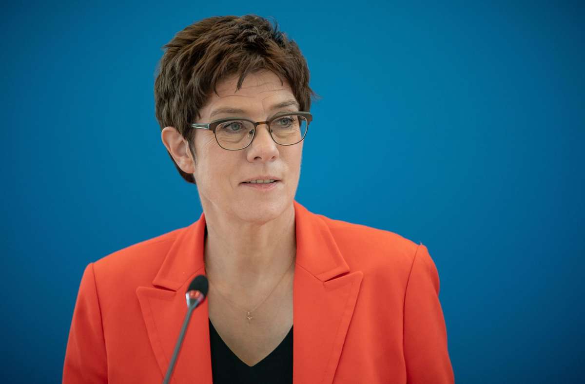 Bundesverteidigungsministerin: Kramp-Karrenbauer will in den Bundestag