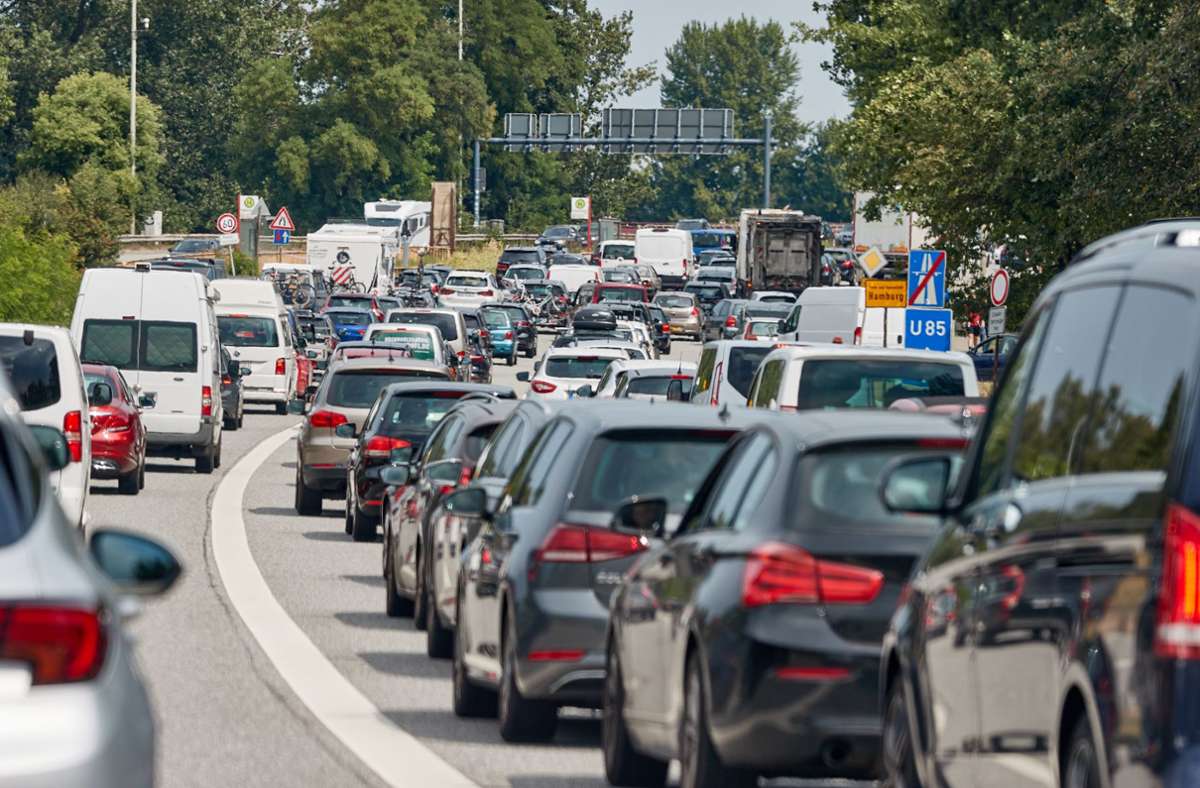 Ferienstart in Baden-Württemberg: Auf den Autobahnen bilden sich lange Staus