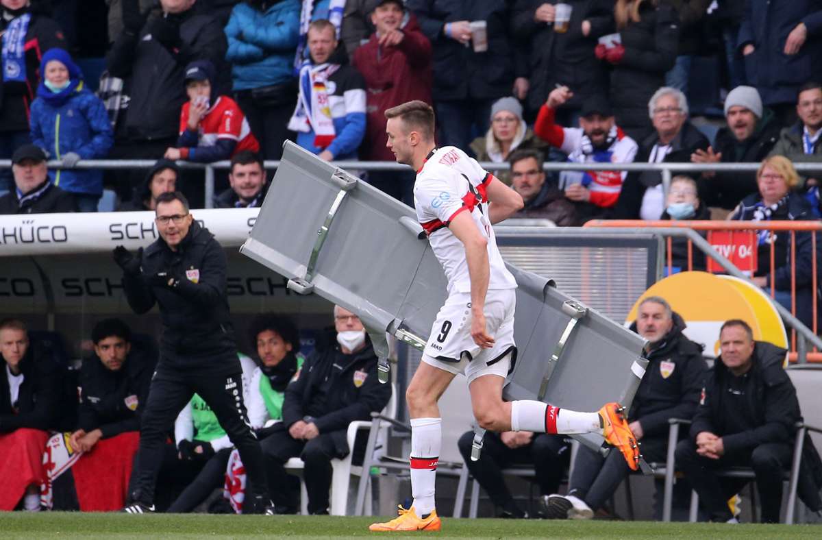VfB-Stürmer Sasa Kalajdzic brachte eine Trage für den schwer getroffenen Bielefelder Fabian Klos und bekam dafür Applaus vom Bielefelder Publikum.