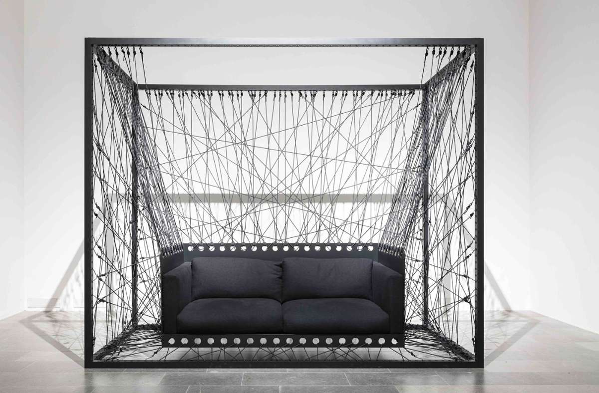 Wie die Spinne im Netz: Alexander Lerviks Sofa „Saltu“ für Adea, ein Sitz, der mit einem 700 Meter langen Seil in einer Stahlkonstruktion festgezurrt ist.