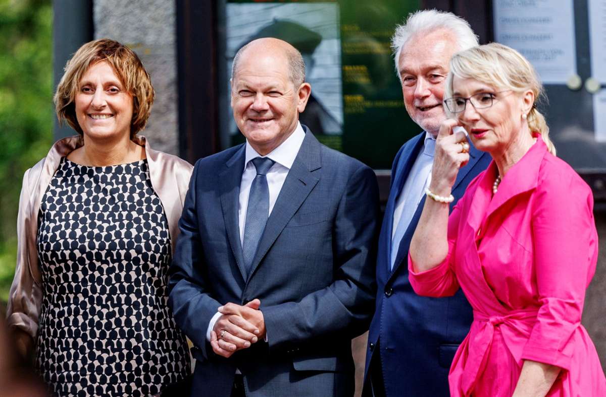 Bundeskanzler Olaf Scholz (SPD, 2.v.l) und seine Frau Britta Ernst (l) stehen mit Wolfgang Kubicki (FDP), Bundestagsvizepräsident, und seiner Frau Annette Marberth-Kubicki an der Kirche.