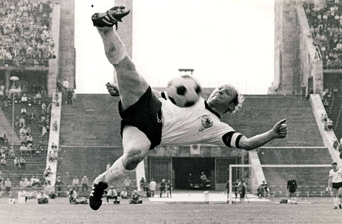 Uwe Seeler nahm an den Weltmeisterschaften 1958, 1962, 1966 und 1970 teil und traf bei allen vier Turnieren –  eine Leistung, die außer ihm nur noch Pelé, Miroslav Klose und Cristiano Ronaldo gelang. In 72 Länderspielen erzielte der Hamburger, der zuletzt seinen 85. Geburtstag gefeiert hat, 43 Tore,  sein letztes im WM-Viertelfinale 1970 gegen England (3:2).