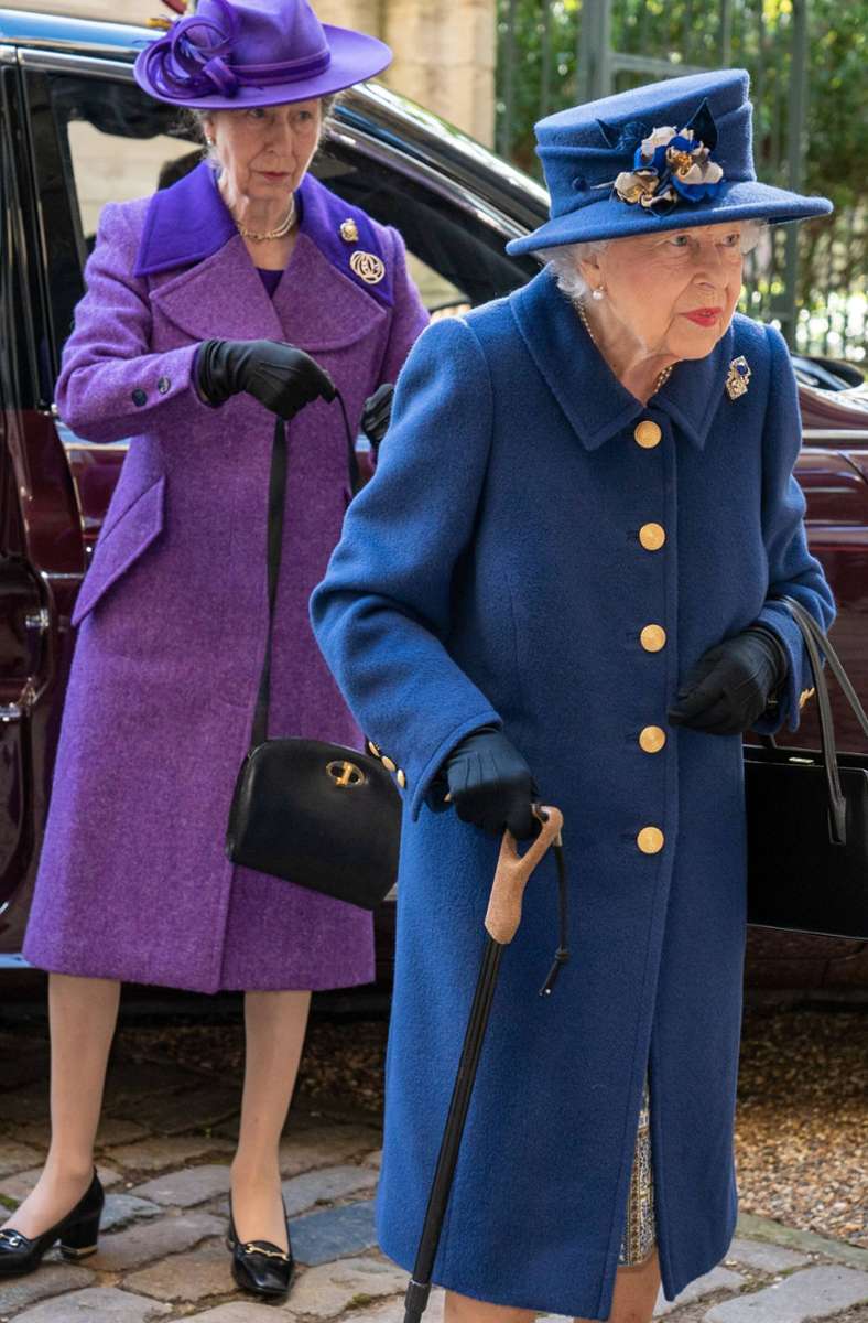 Oktober: Die Queen wird nicht jünger – und nimmt nun einen Gehstock bei öffentlichen Terminen. Die Britinnen und Briten sorgen sich um die Gesundheit der 95-Jährigen. Erst muss Elizabeth II. Termine absagen, dann sogar kurzzeitig ins Krankenhaus.
