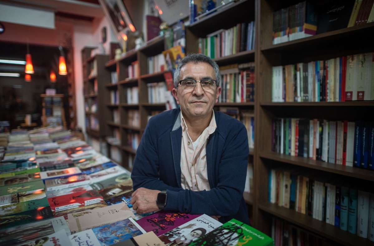 Abbas Maroufi eröffnete in Berlin eine Buchhandlung für persische Literatur. Foto: dpa/Arne Immanuel Bänsch